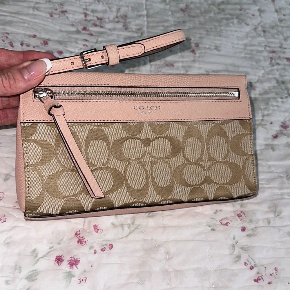 𝗖𝗢𝗔𝗖𝗛 Pink & Logo Wristlet!